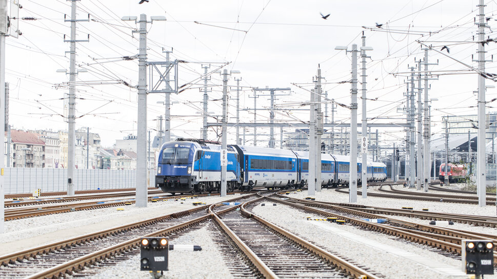 Züge am Hauptbahnhof - die Bahn, eines der umweltfreundlichsten Verkehrsmittel