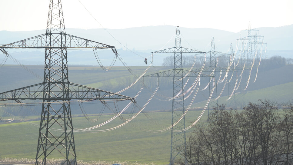 Freileitungsmaste Freileitungsmaste in grüner Umgebung