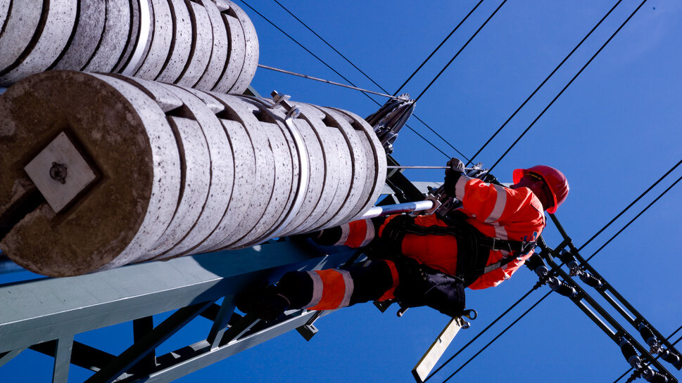 Installation work on the overhead line system