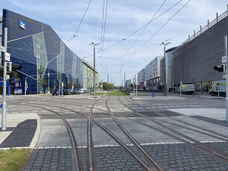 Nahverkehr - Oberleitungen und Gleise