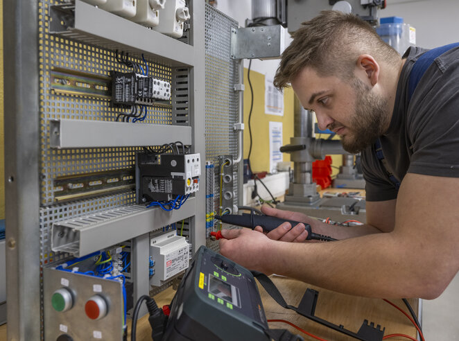 Ein Elektroniker für Betriebstechnik in Ausbildung