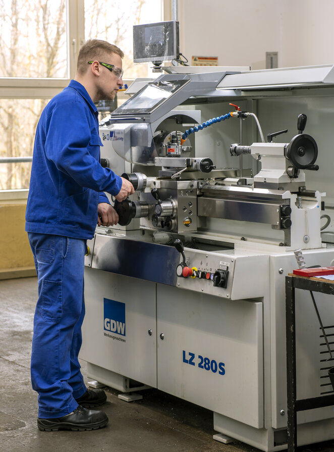 Ein Industriemechaniker in Ausbildung