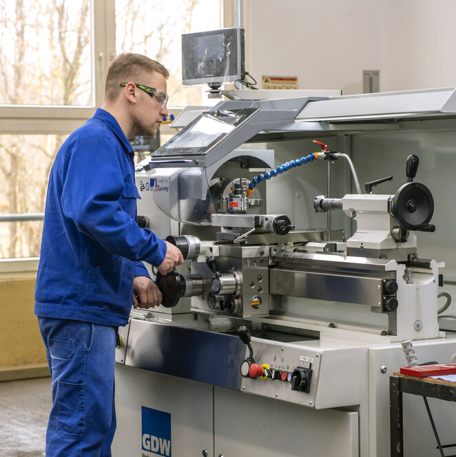 Ein Industriemechaniker in Ausbildung