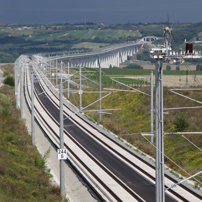 Bahnstrecke Erfurt - Leipzig/Halle Abschnitt der elektrifizierten Bahnstrecke Erfurt - Leizpig/Halle, umgeben von grünen Feldern