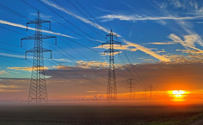 Freileitungsmaste bei Sonnenaufgang - für eine sichere und zuverlässige Energieversorgung