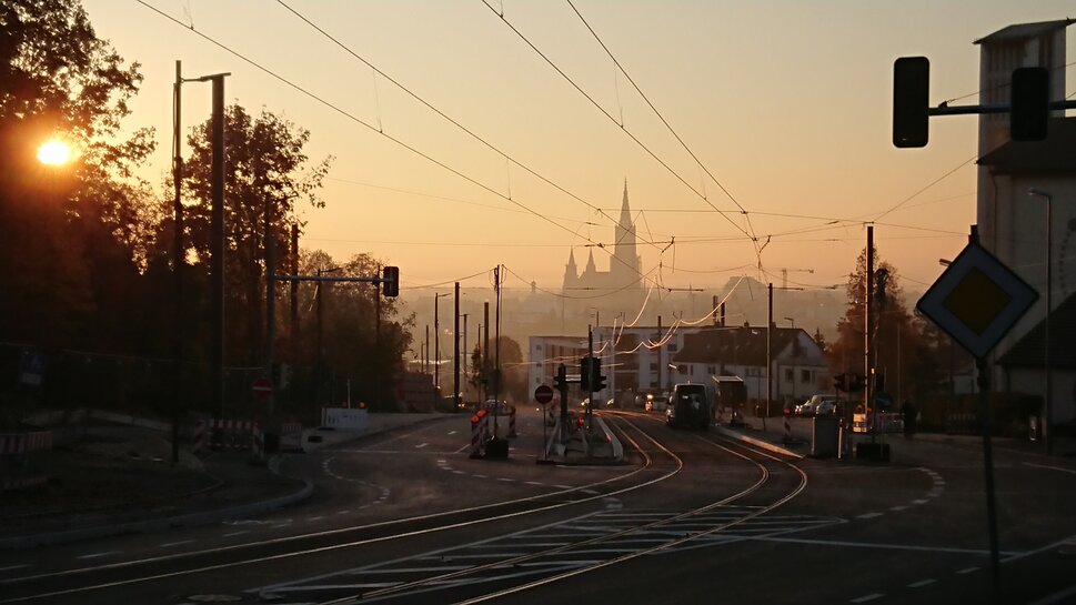 Oberleitungsinfrastruktur der Straßenbahn in Ulm bei Sonnenuntergang