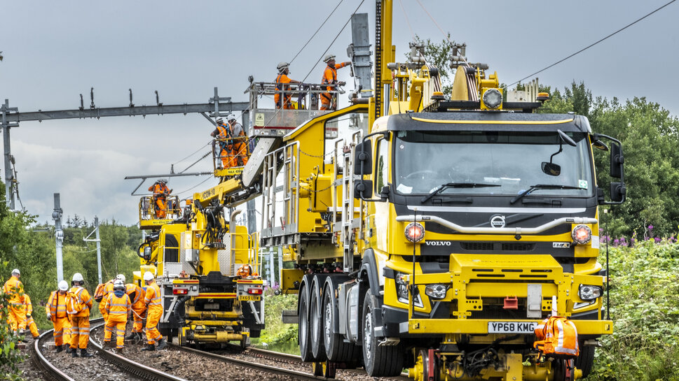Installation work at the overhead line