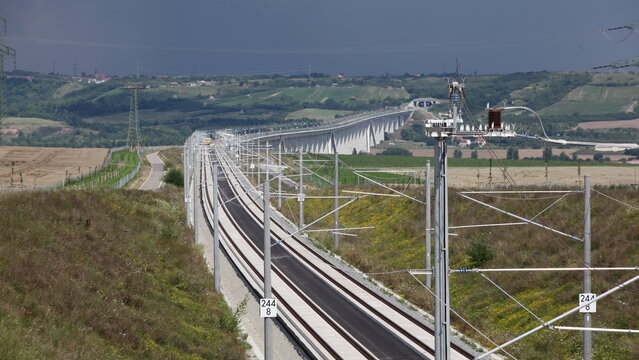 Abschnitt der elektrifizierten Bahnstrecke Erfurt - Leizpig/Halle, umgeben von grünen Feldern
