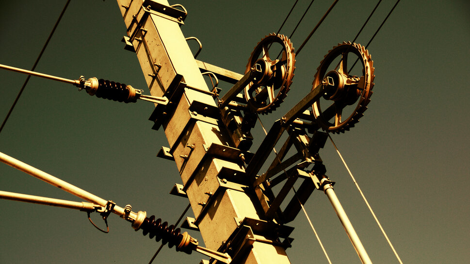 close up view: mast with wheel tensioner 