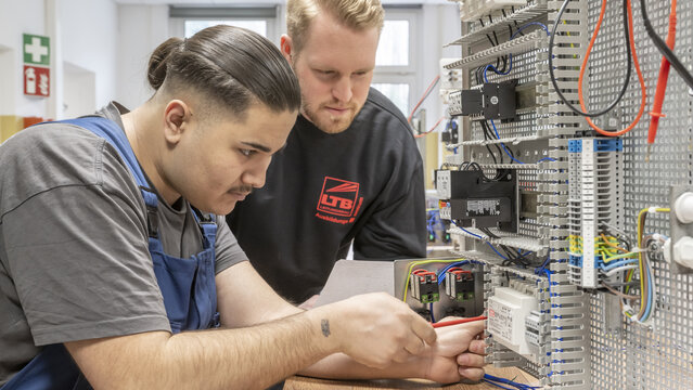 Ein Industrieelektriker in Ausbildung