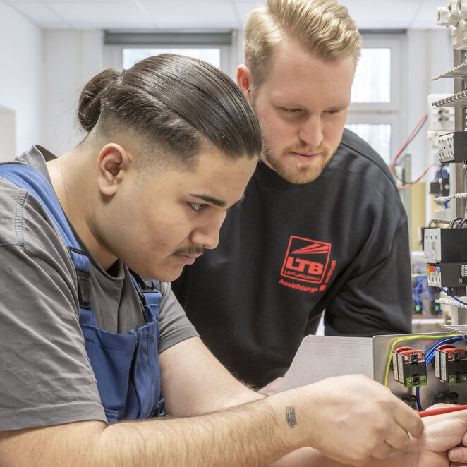 Ein Industrieelektriker in Ausbildung