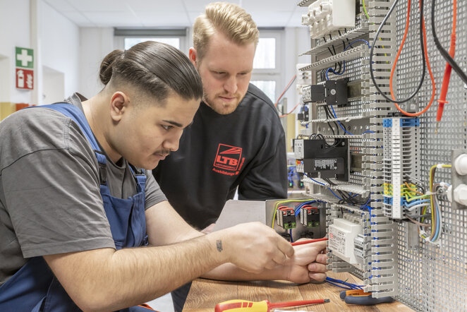 Ein Industrieelektriker in Ausbildung