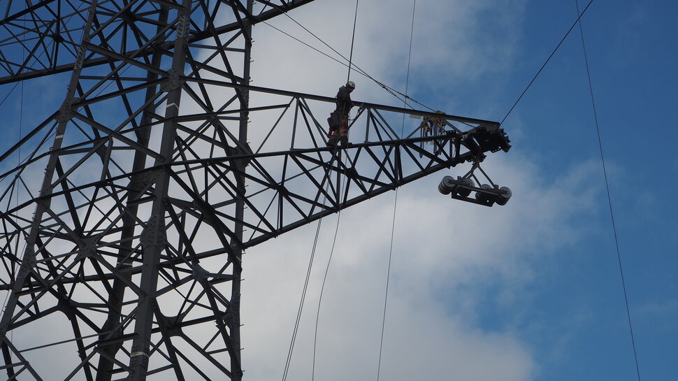 Montagearbeiten am Freileitungsmast