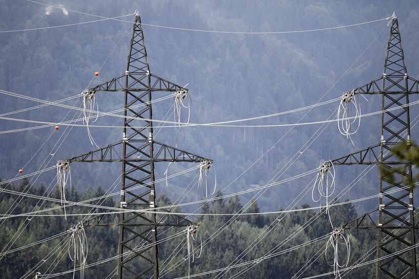 Obere Abschnitt von zwei Freileitungsmasten.