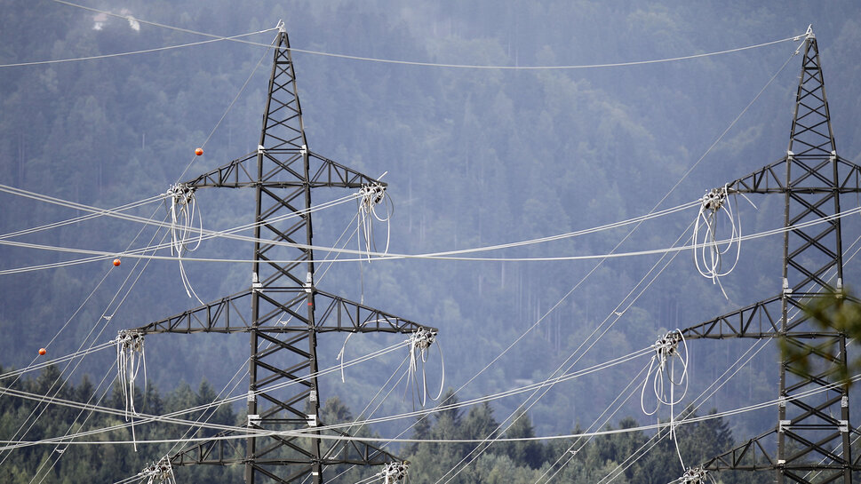 Freileitungsmaste Obere Abschnitt von zwei Freileitungsmasten.