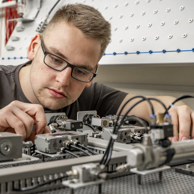 Ein Metalltechniker in Ausbildung