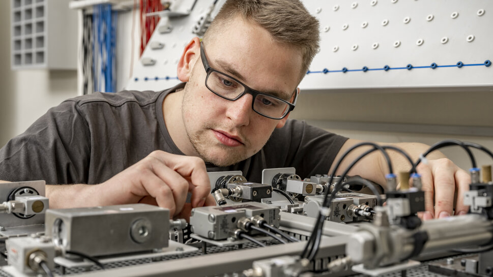 Ein Metalltechniker in Ausbildung