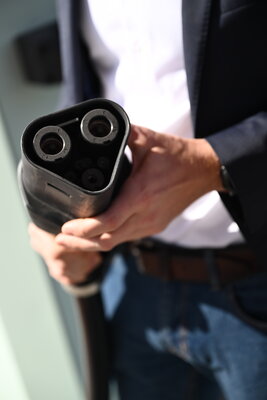 Electrifying Commercial Vehicle Fleets Charging for e-trucks and e-buses