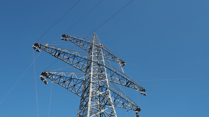 Freileitungsmast Freileitungsmast mit blauem Himmel