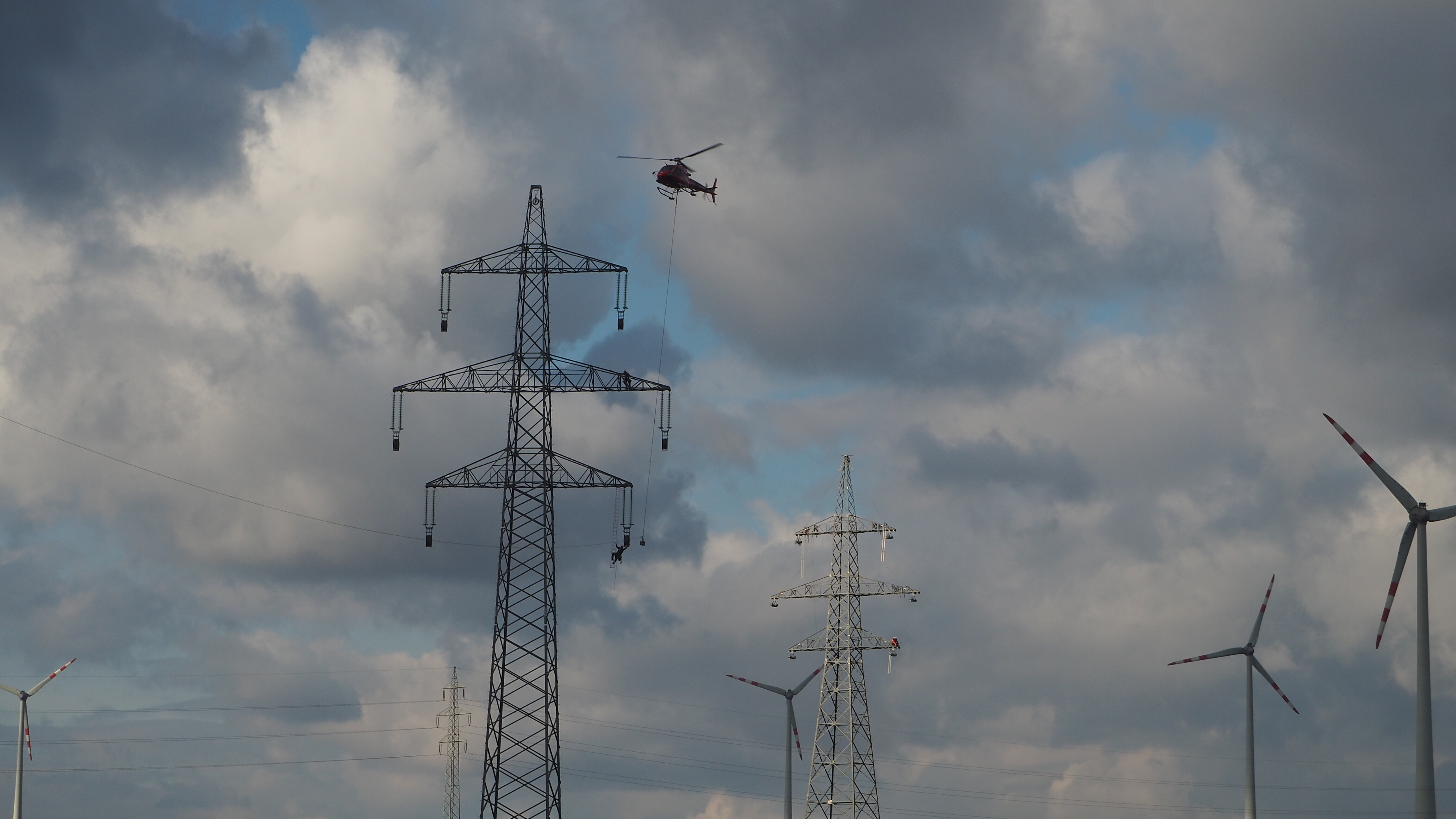 Freileitungsinfrastruktur - Installation mit Helikopter