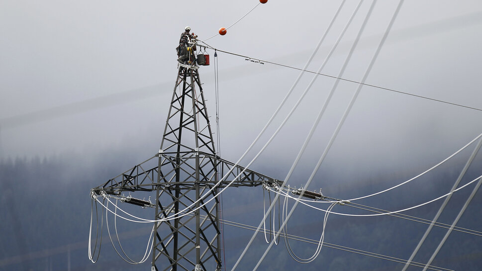 Montagearbeiten am Freileitungsmast Montagearbeiten am Freileitungsmast