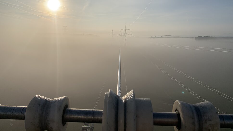 Freileitung im Nebel