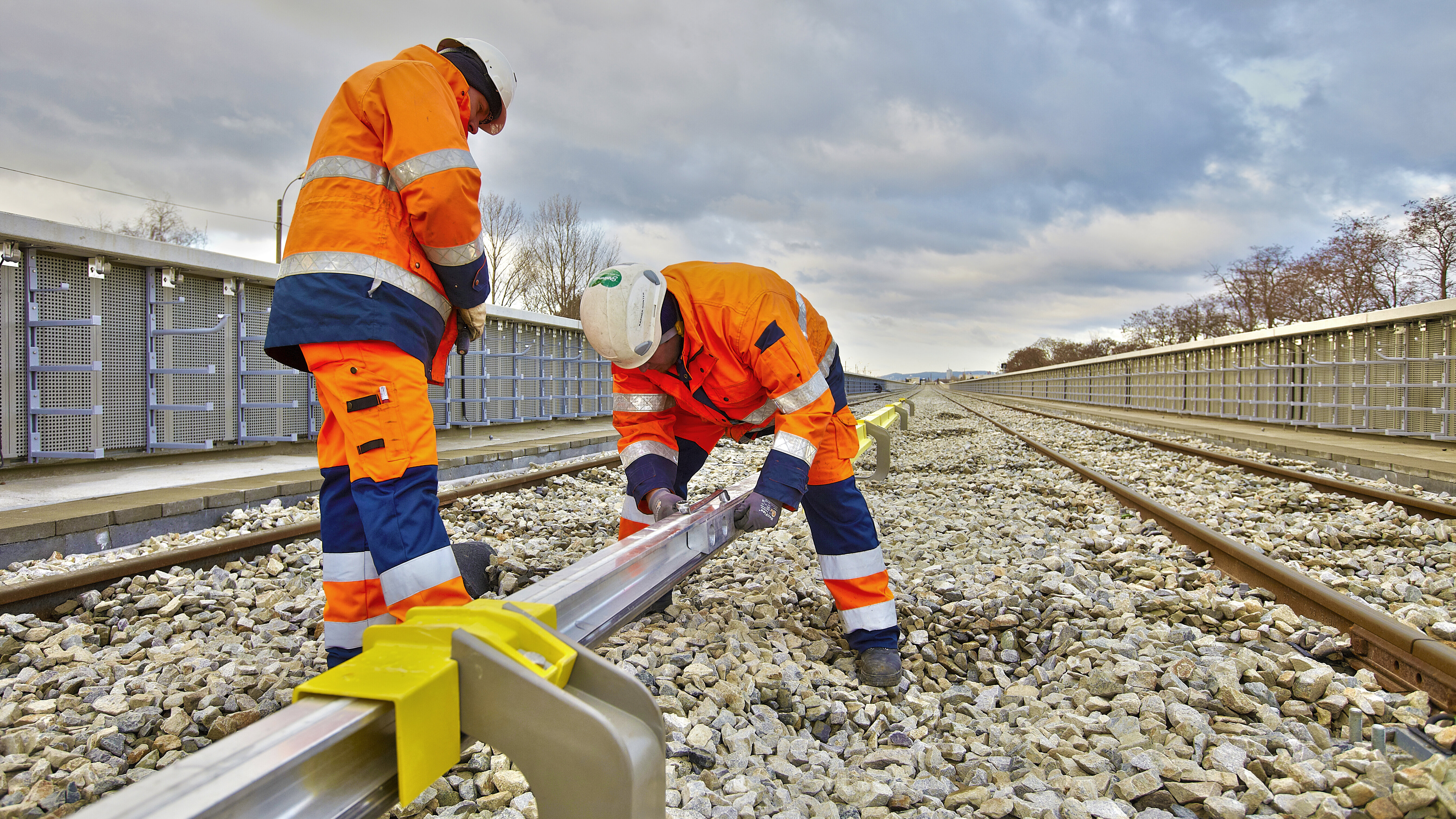 Montagearbeit an der Stromschiene