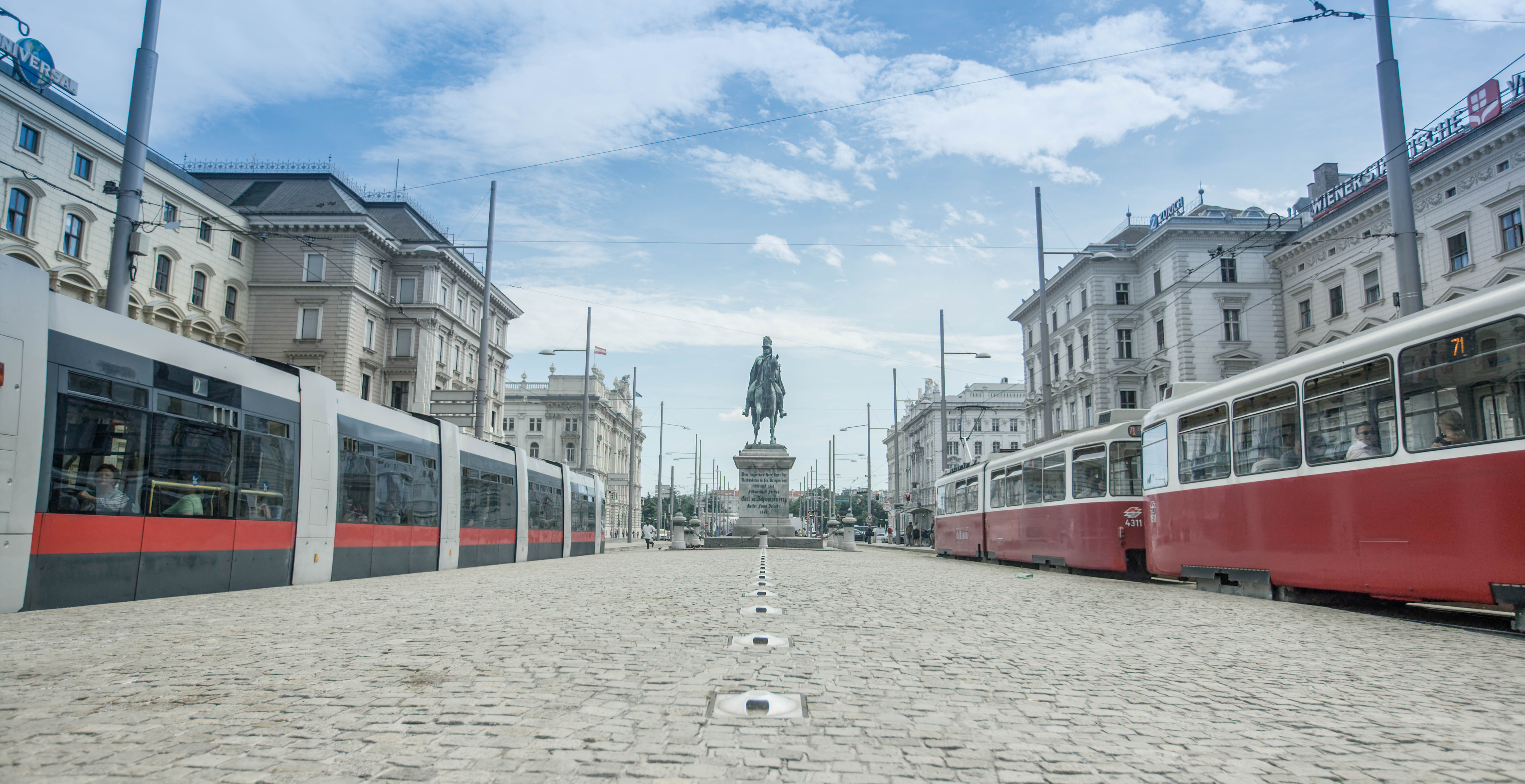 Zwei Straßenbahnen am Schwarzenbergplatz in Wien.